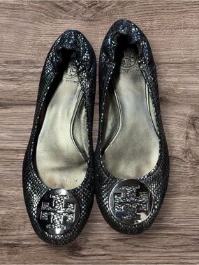 TORY BURCH REVA CLASSIC RARE SILVER SNAKE LOGO BALLET FLATS US 9